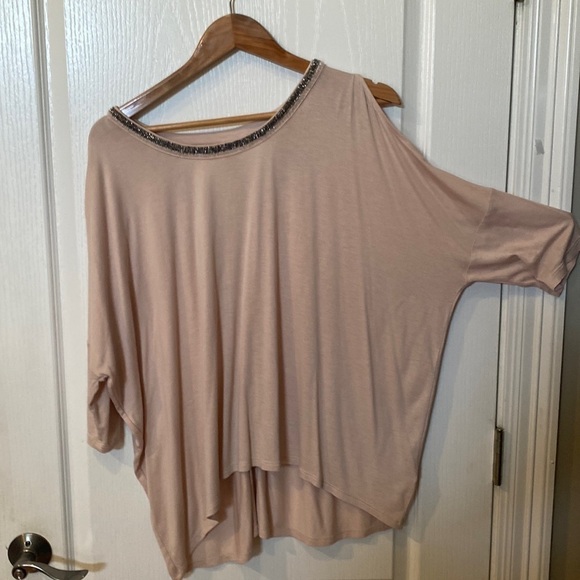 Jennifer Lopez size M oversized to XL cold shoulder Hi low hem blush pink top - Picture 1 of 7